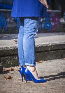 combinar zapatos azules de mujer