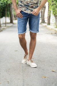 pantalones cortos vaqueros con zapatos