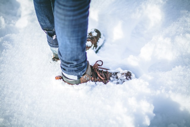como quitar las manchas de nieve de los zapatos