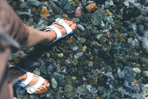 Como deben ser las mejores sandalias comodas para caminar (1)